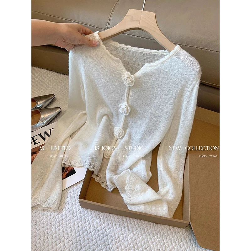 白色立体花朵针织开衫女早秋新款法式气质温柔长袖软糯别致短上衣