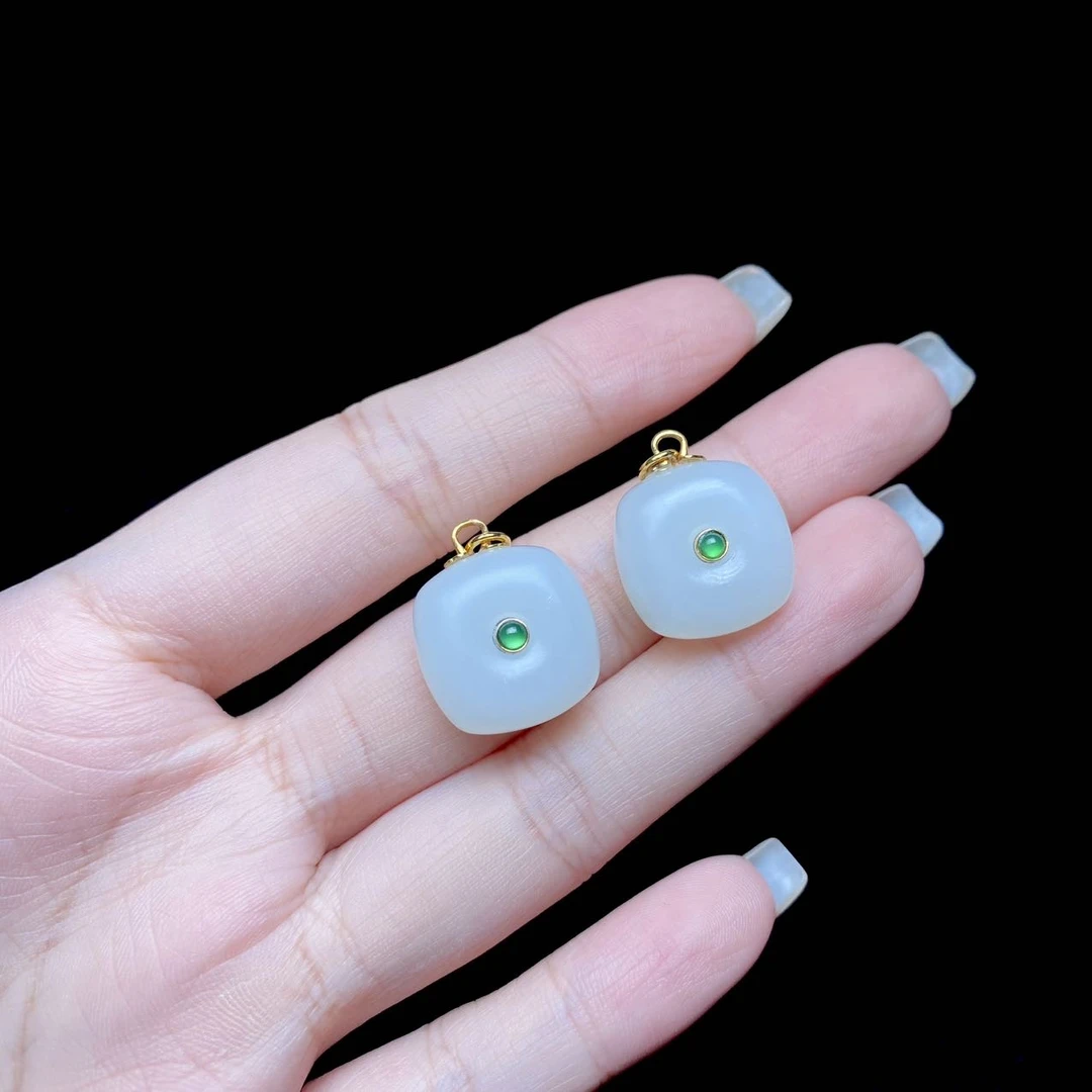 17 DS68204-18K金和田玉吊坠-多样性发其一15.5*16*7.5mm（JG）