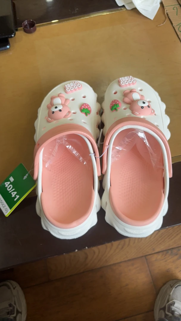 舒适夏季一脚蹬洞洞款沙滩鞋女士洞洞鞋镂空卡通包头草莓熊