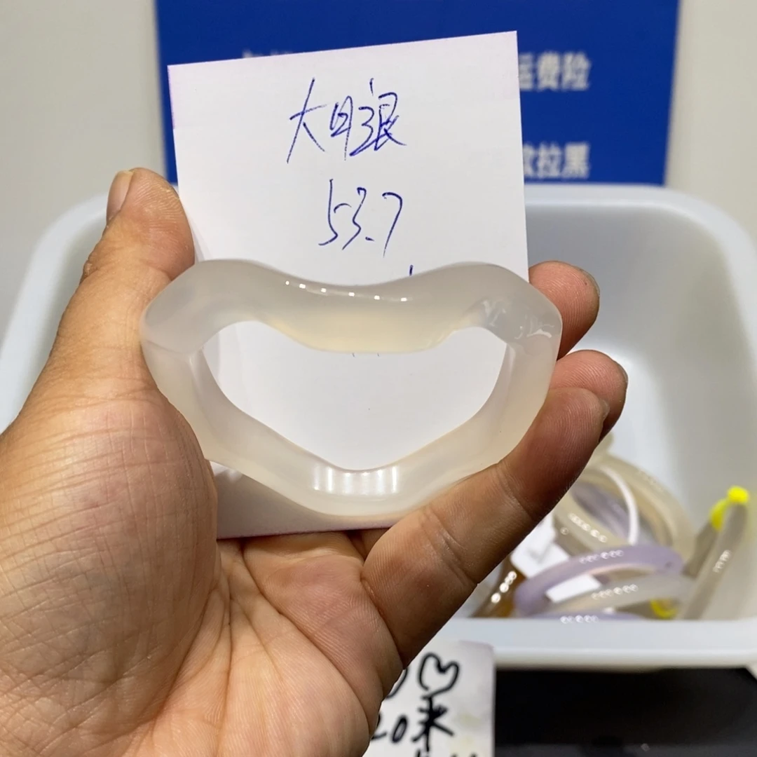 你***哦玛瑙/玉髓未镶嵌手镯