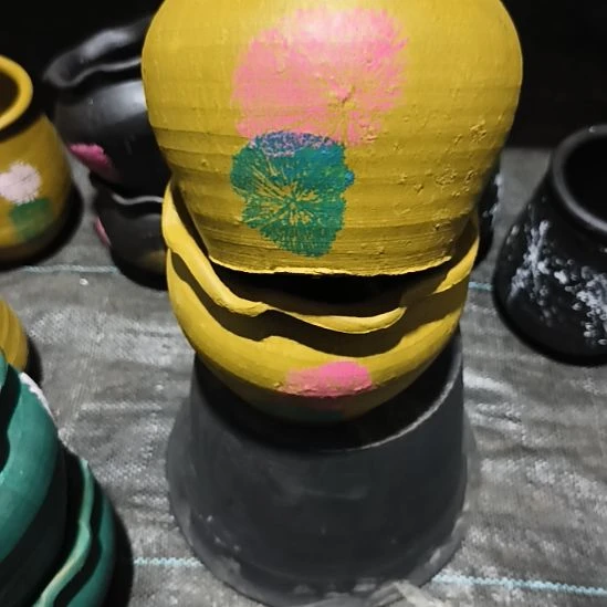 微瑕疵黄色花边口径15高度13到手两个底部有孔