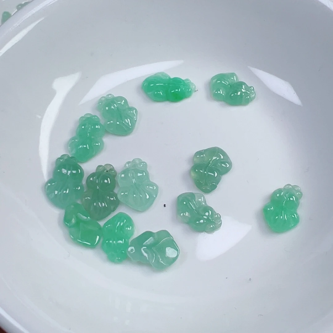 翡翠散珠金鱼一条