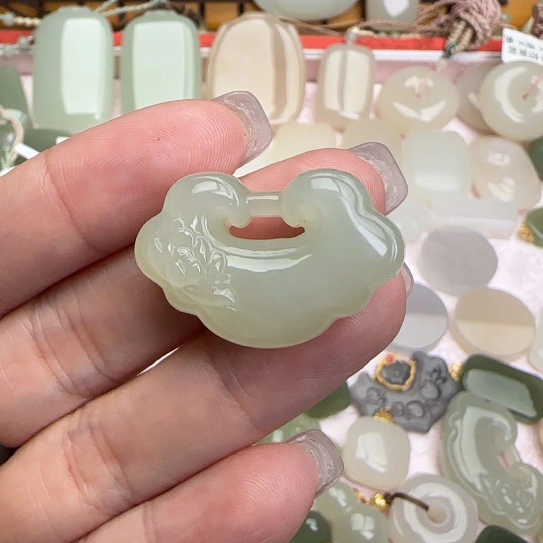 文***丽和田玉未镶嵌耳饰