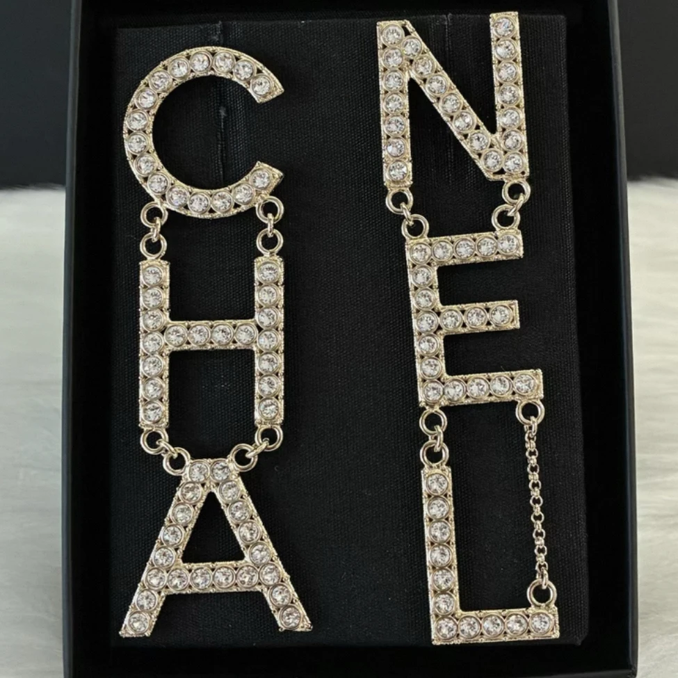 Chanel沙滩系列字母闪钻耳钉