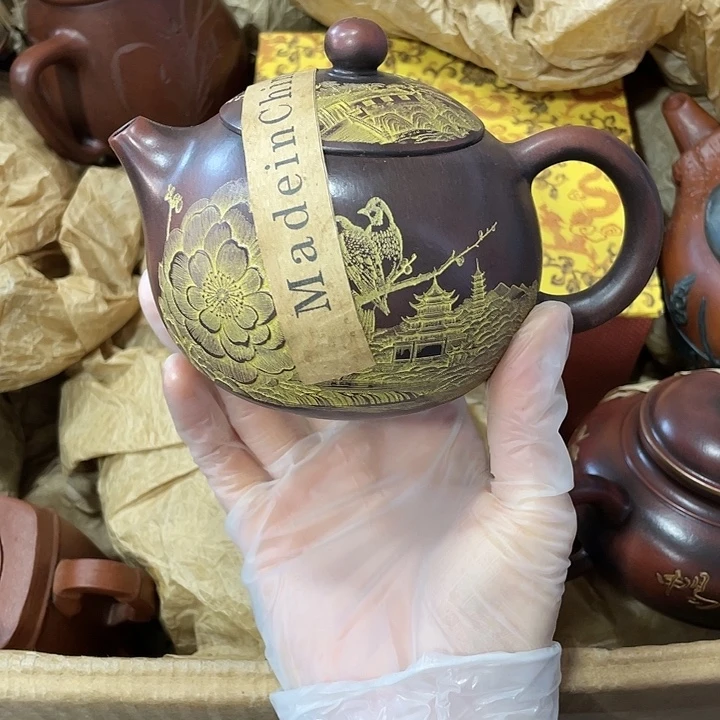 茶壶紫砂原矿泥料，手工制作的一把紫砂壶。