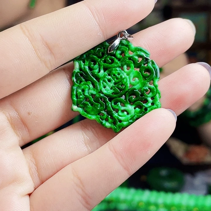 翡翠未镶嵌颈饰多样性