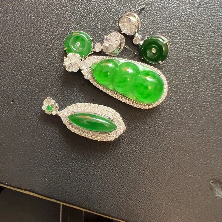 黑****定制翡翠未镶嵌挂件