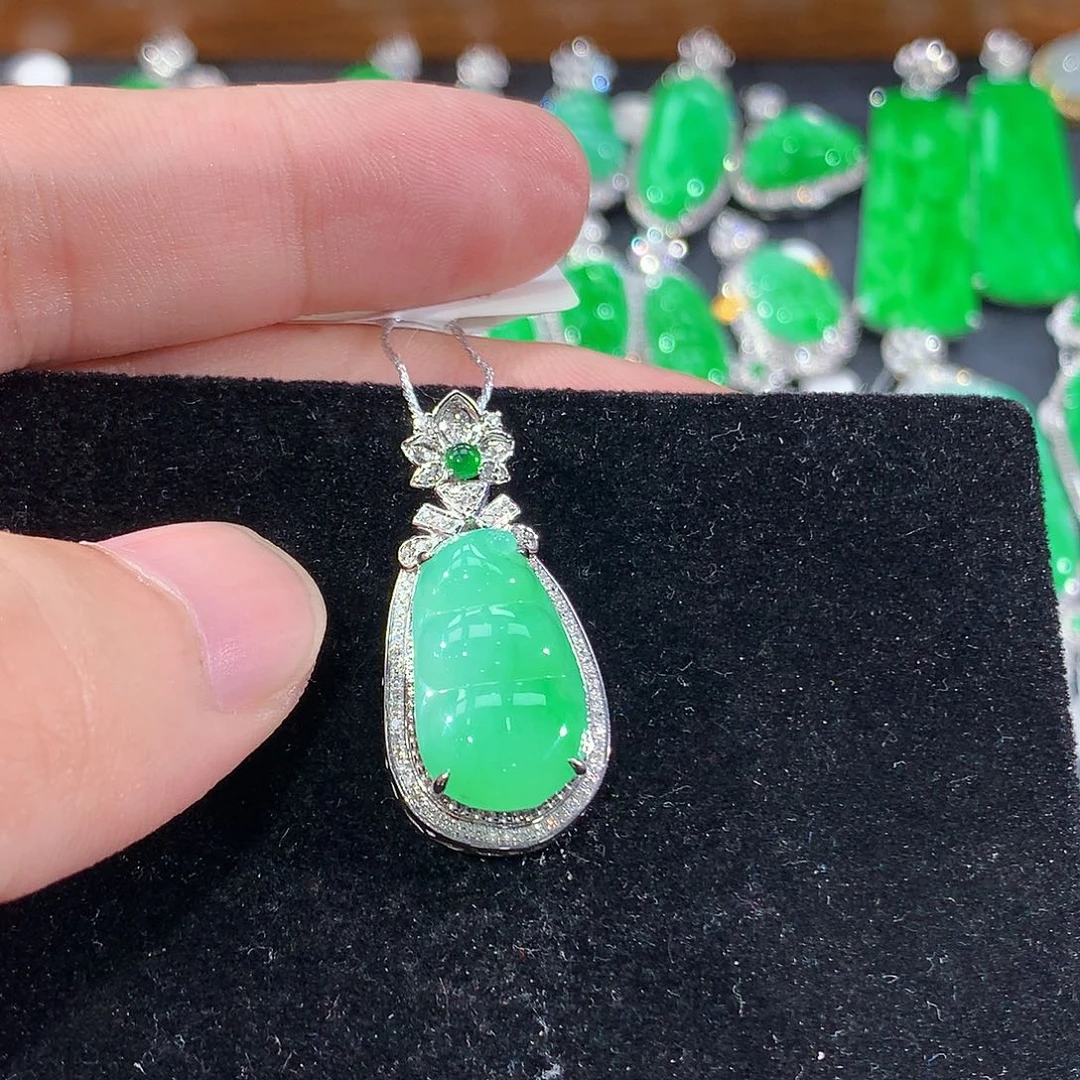 翡翠18K金镶嵌颈饰