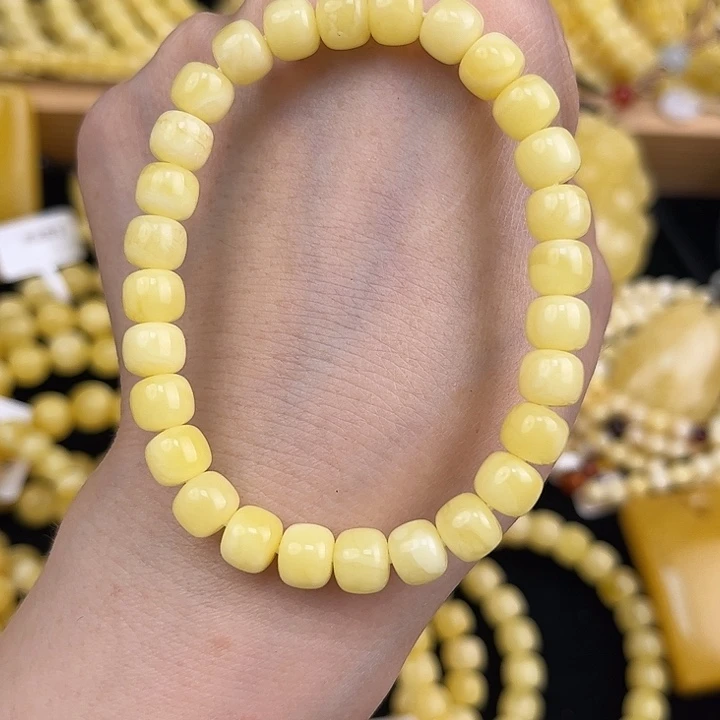 琥珀颈饰未镶嵌琥珀，