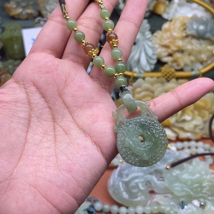 蛇纹石玉吊坠合金