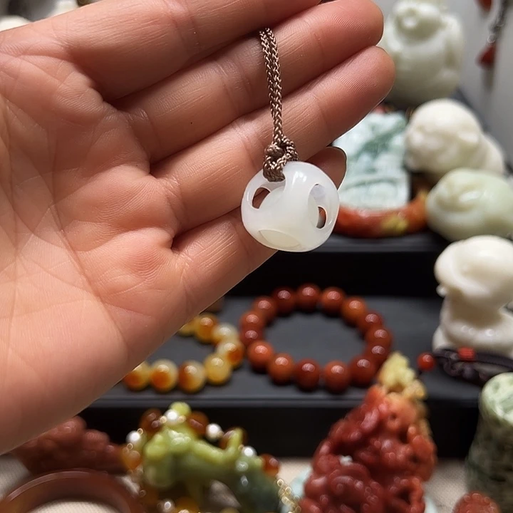 蛇纹石玉吊坠未镶嵌