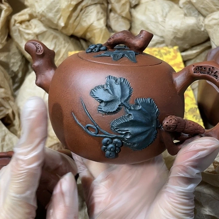 紫砂茶壶原矿泥料，手工制作一把紫砂壶。
