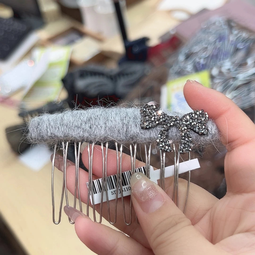 非金属浅灰砂糖蝴蝶结插梳