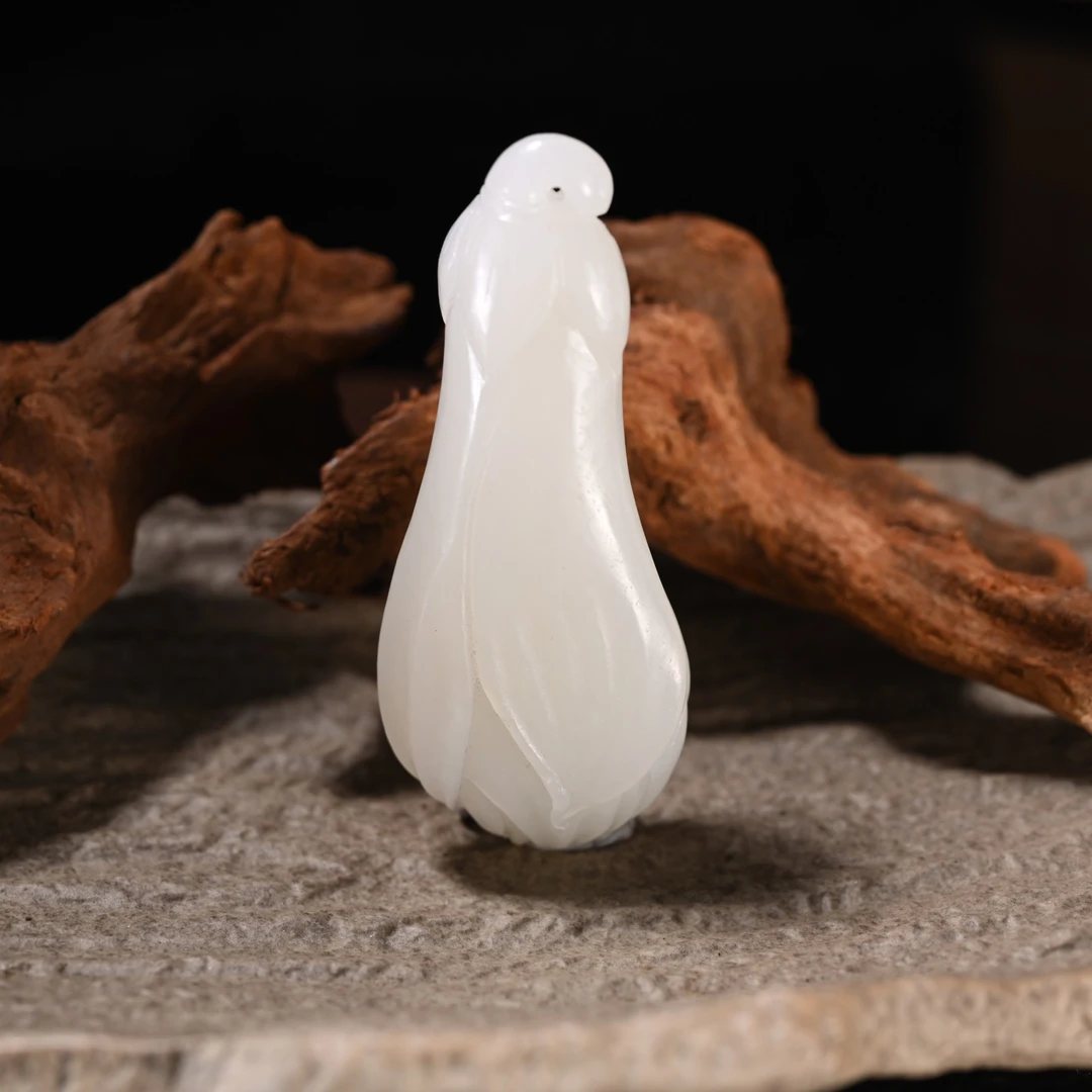 LOT8836 2510180373和田玉荷花挂件/保利