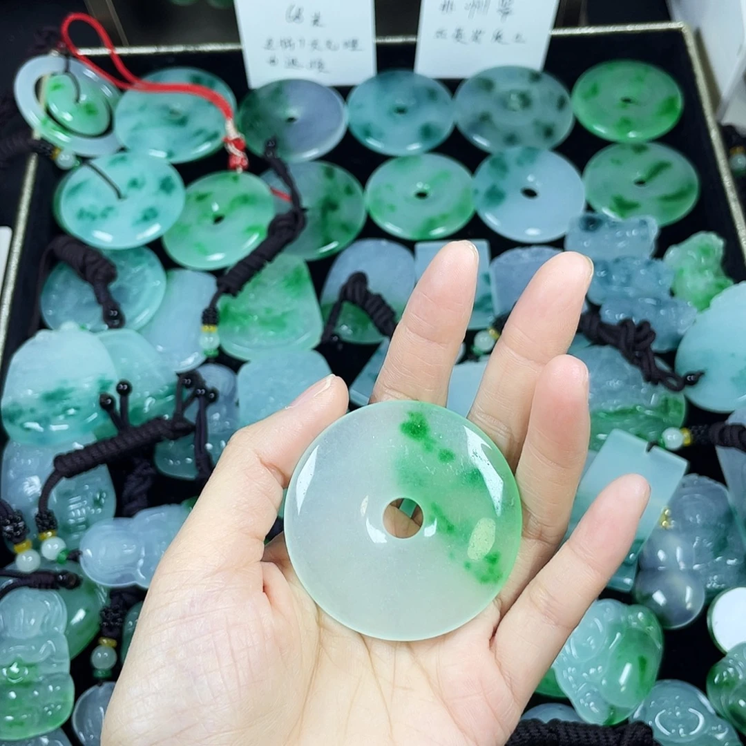 小***。翡翠未镶嵌颈饰吊坠