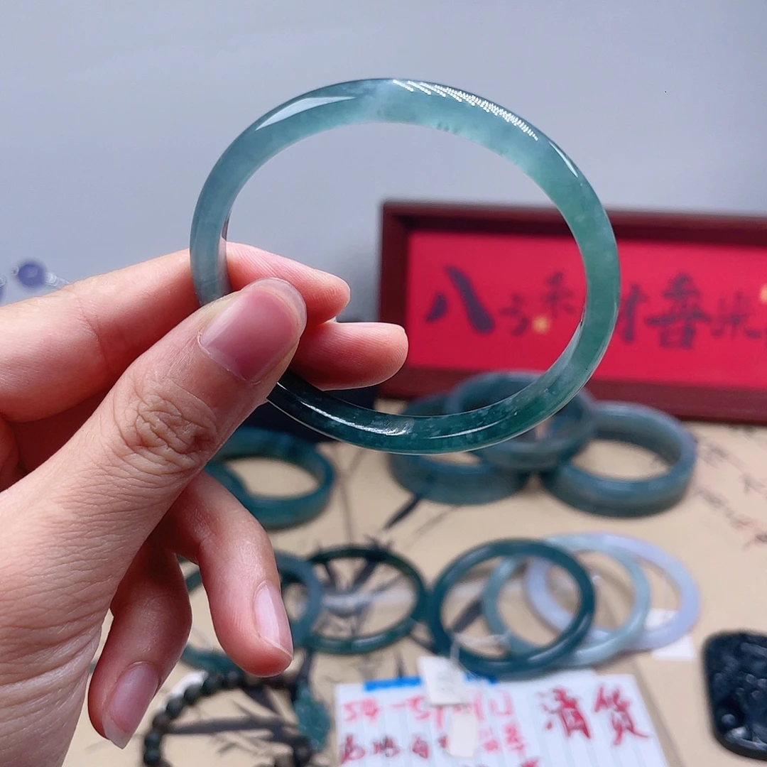 翡翠手镯未镶嵌翡翠手镯