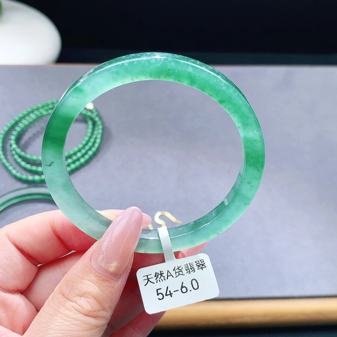 未镶嵌手镯（圆镯）翡翠