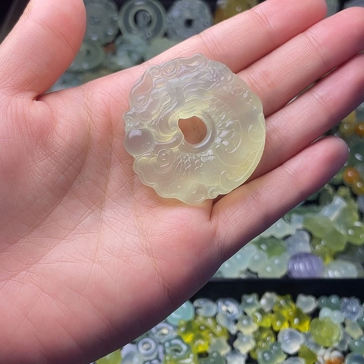 蛇纹石玉合金颈饰龙扣