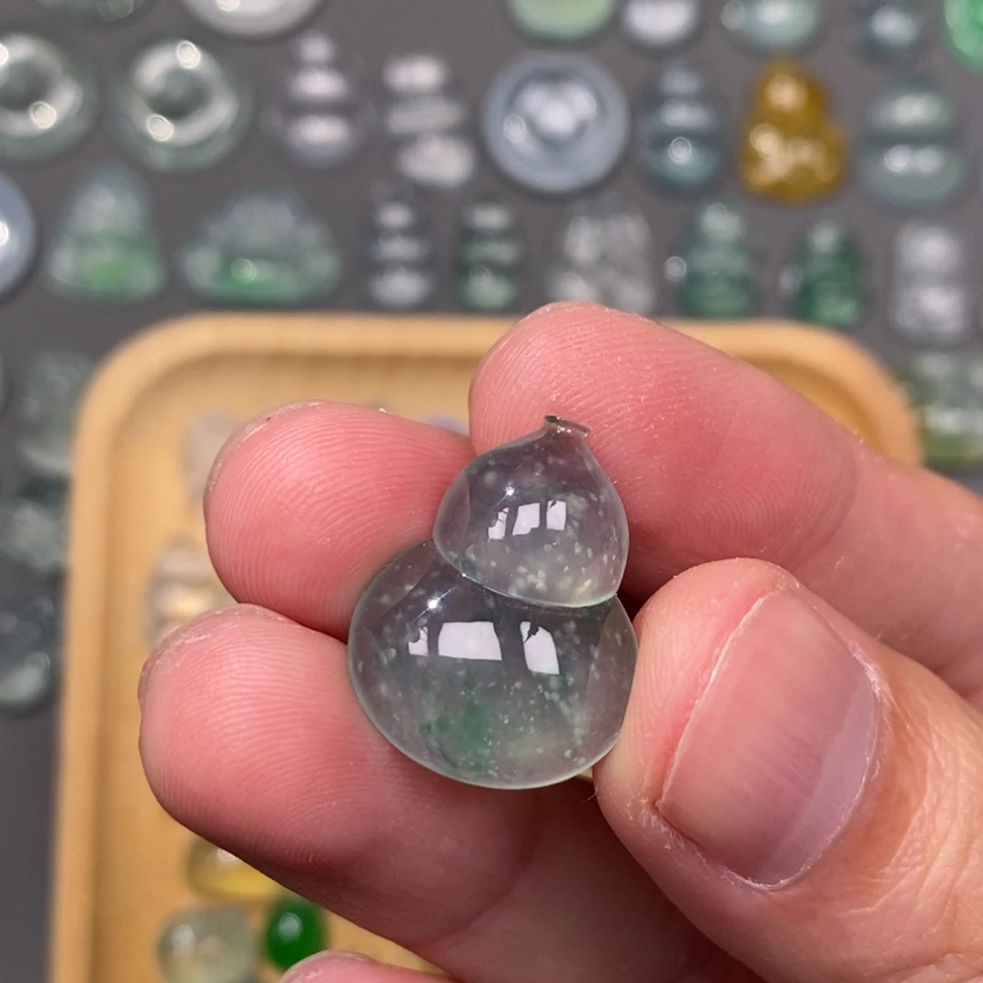 翡翠未镶嵌颈饰葫芦