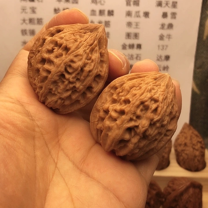 文玩核桃把件大沽石，边39，有点黄尖