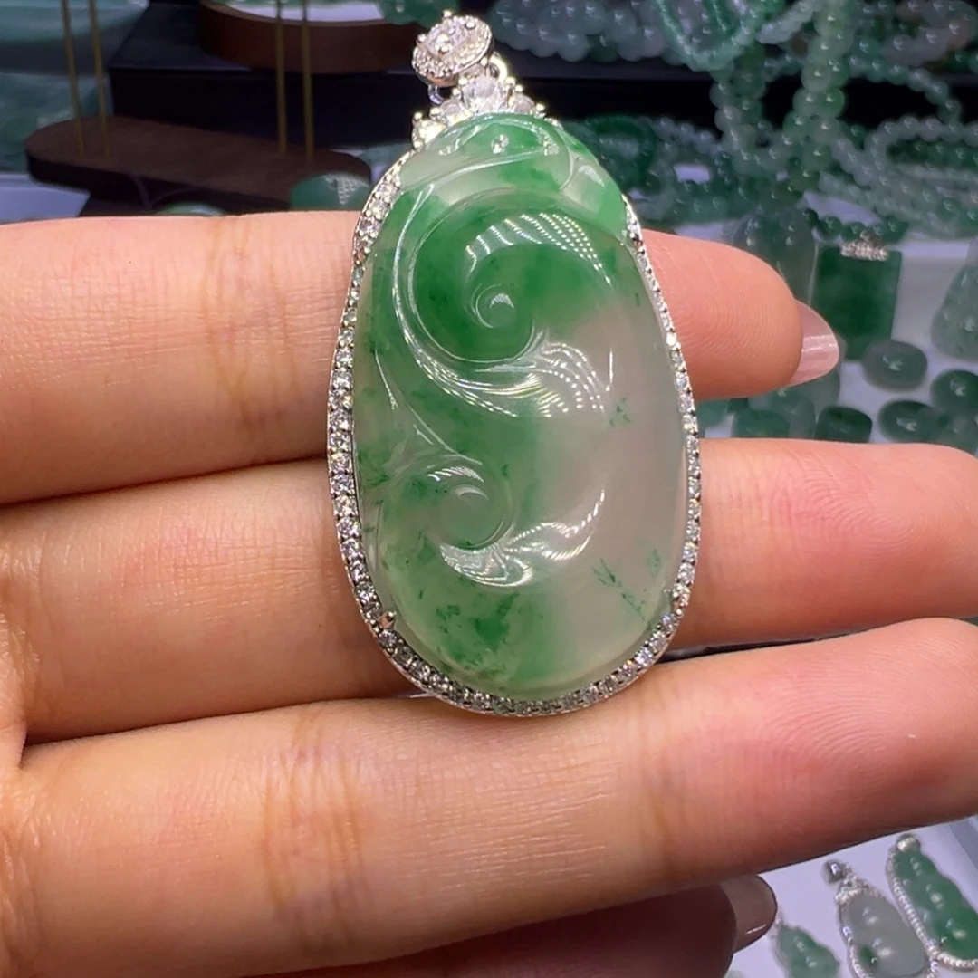 颈饰未镶嵌石英质玉（非洲翠）