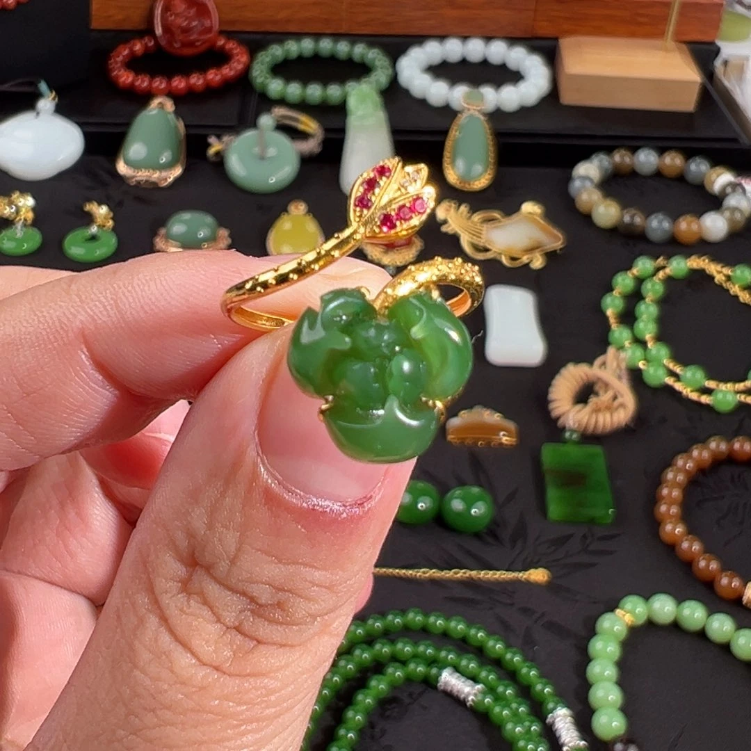 和田玉18K金镶嵌戒指菠菜绿立体荷花戒指