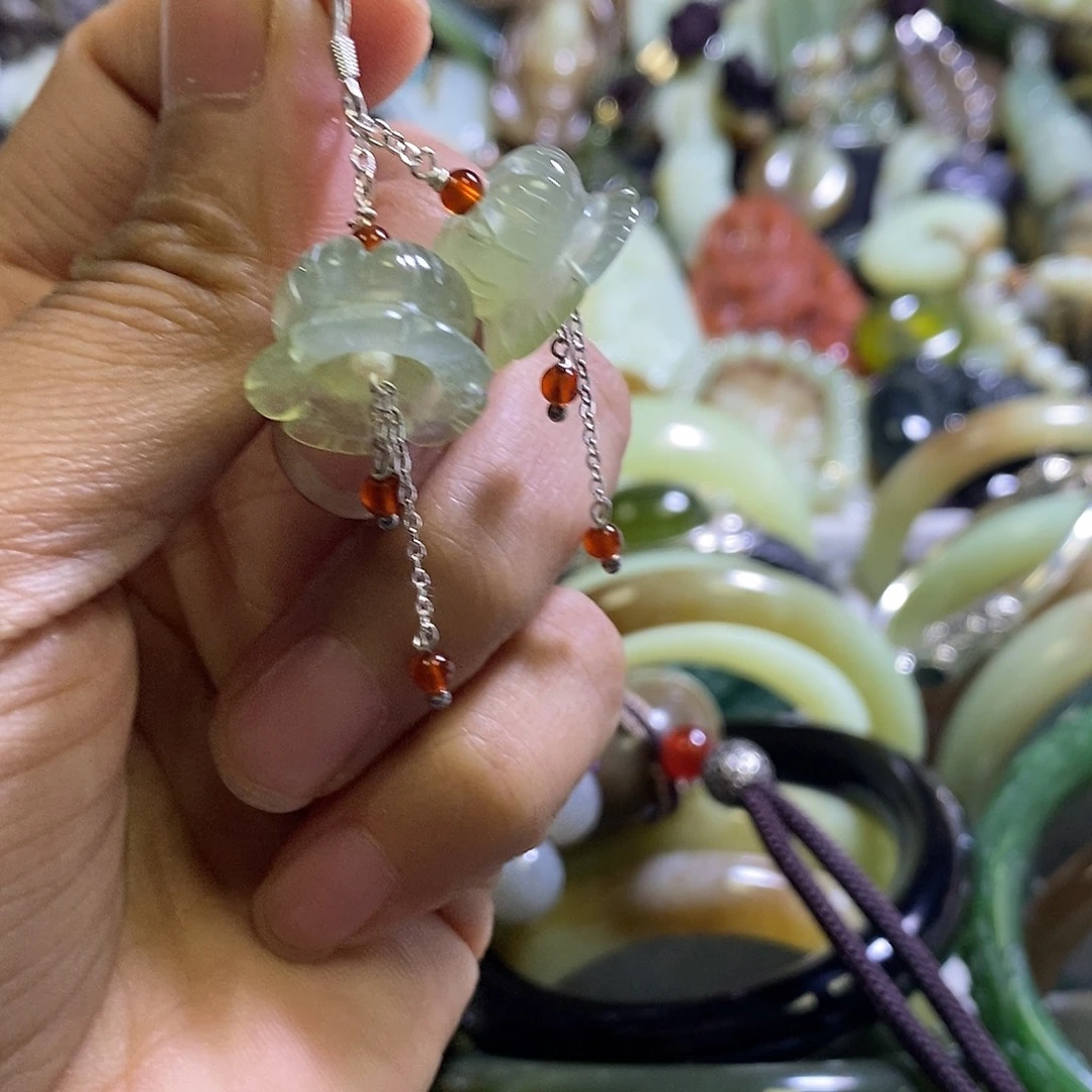 岫玉未镶嵌耳环一对