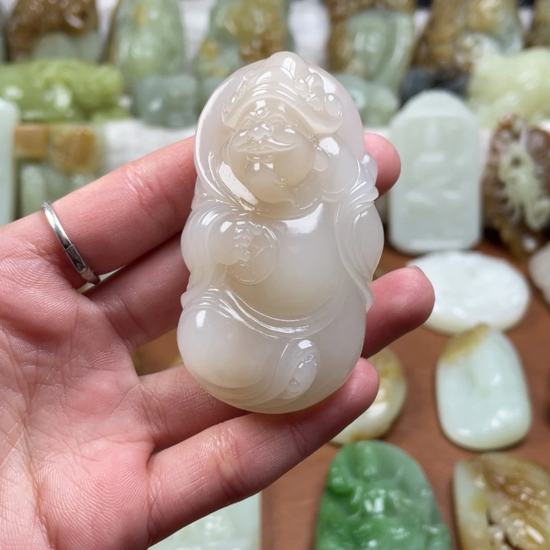 平***路和田玉未镶嵌颈饰