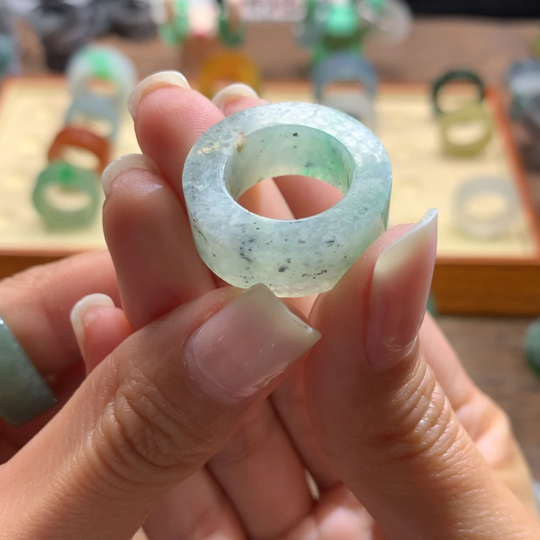 定制翡翠未镶嵌王****?翡翠特色冰乌鸡能接受厚3.7mm