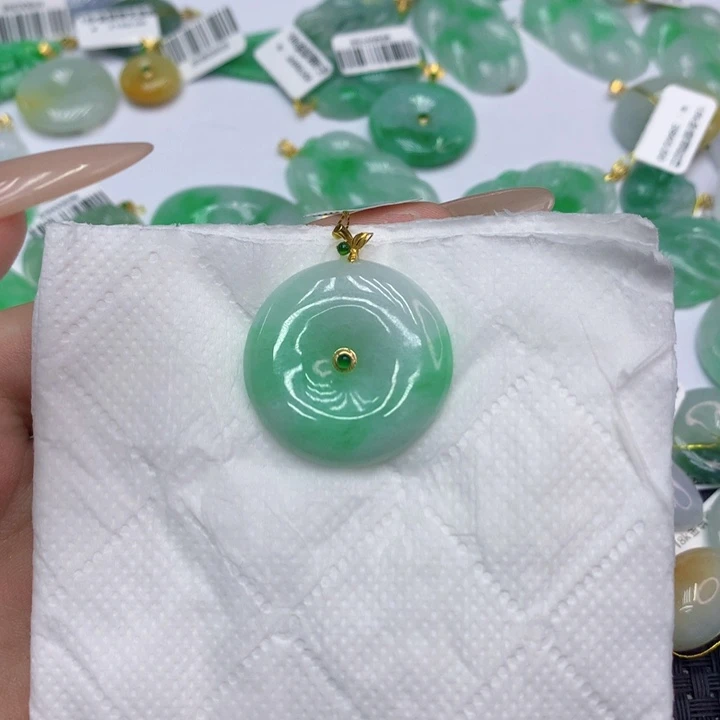 翡翠18K金镶嵌颈饰11111111111111