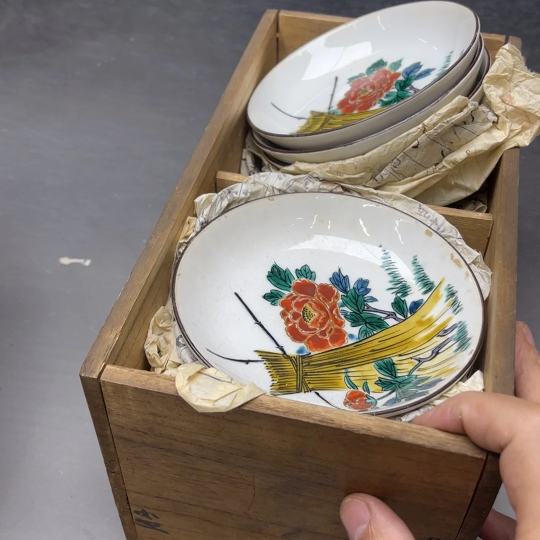 瓷片欧**斌密密麻麻地排列着一个大