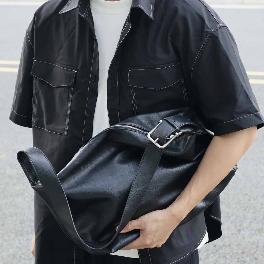 左千户包2025新款爆款斜挎包男大包简约大容量通勤包休闲包软皮包