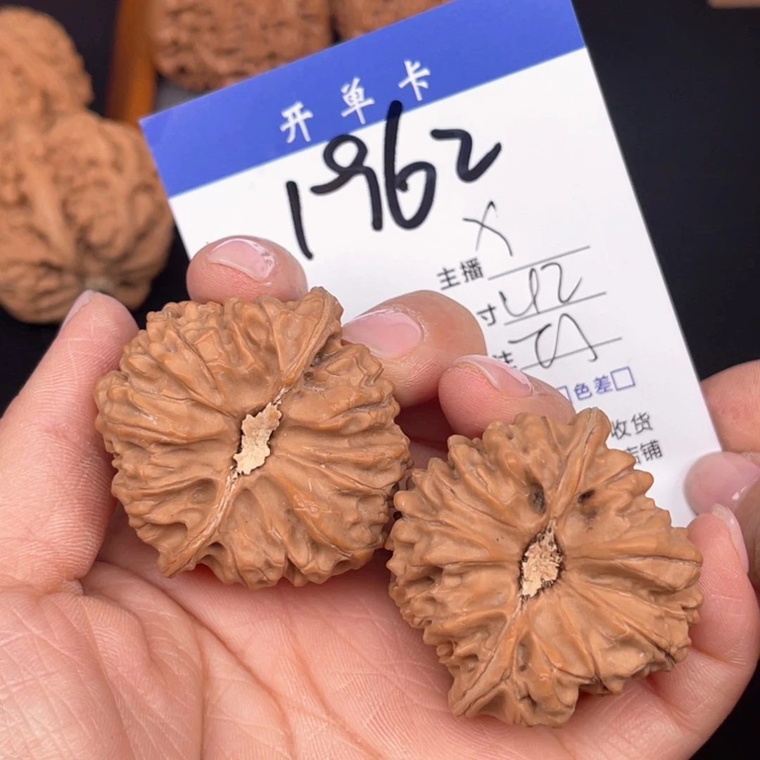 文玩核桃吊坠白*唤平谷凹底42尺。 1962