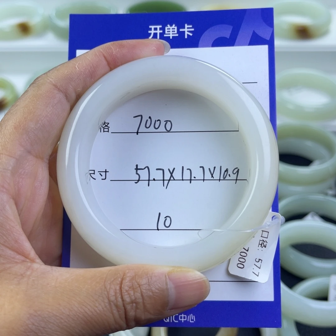 娱***号和田玉未镶嵌手镯