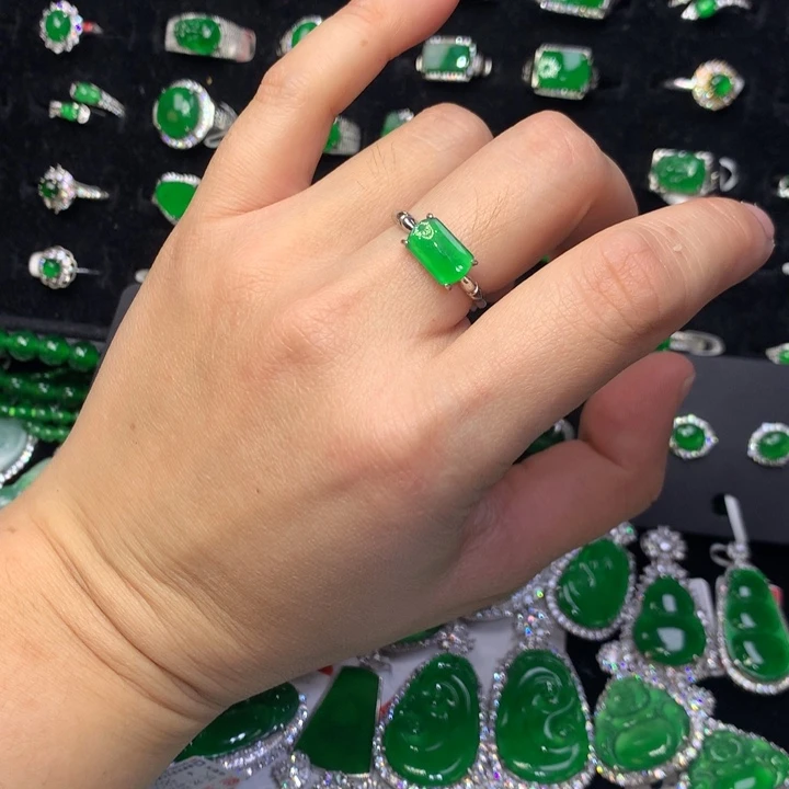 【闪购商品】翡翠耳饰银S925镶嵌六*士天然翡翠