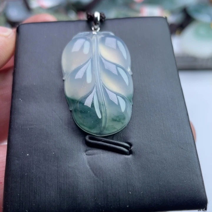 翡翠未镶嵌颈饰挂件