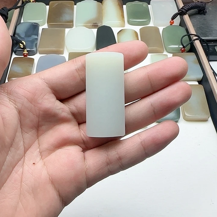 和田玉未镶嵌颈饰朵*