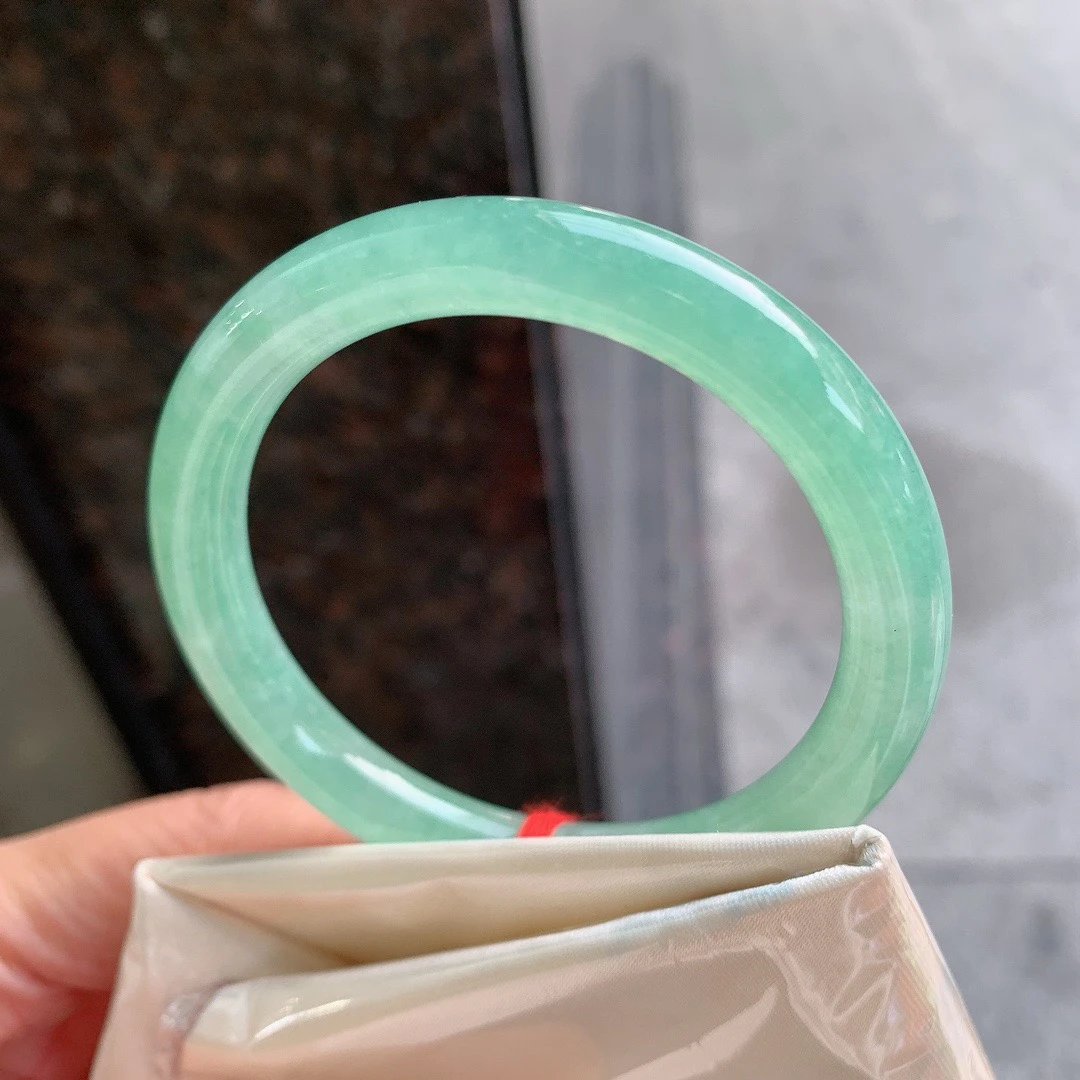 天然翡翠A货手镯，圈口52-53圆条冰晴绿 完美无瑕 尺寸：52.3/8