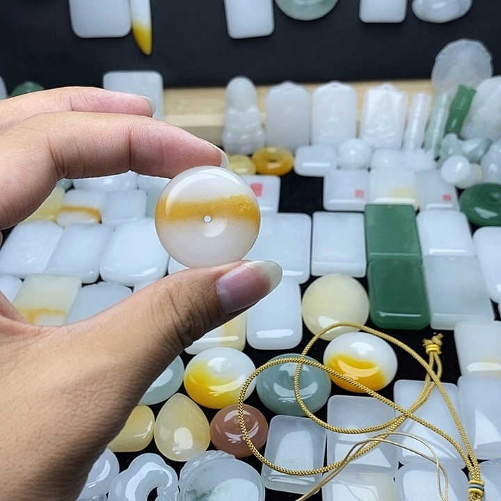 石英质玉未镶嵌颈饰?*