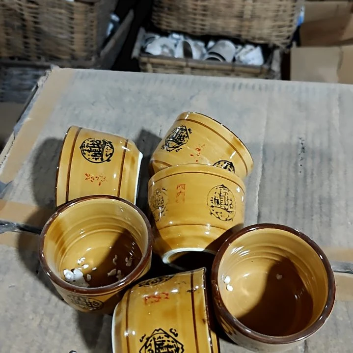 瓷片盘子碗茶壶啥都有