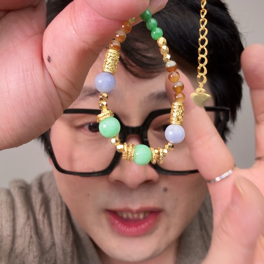 翡翠未镶嵌颈饰一件