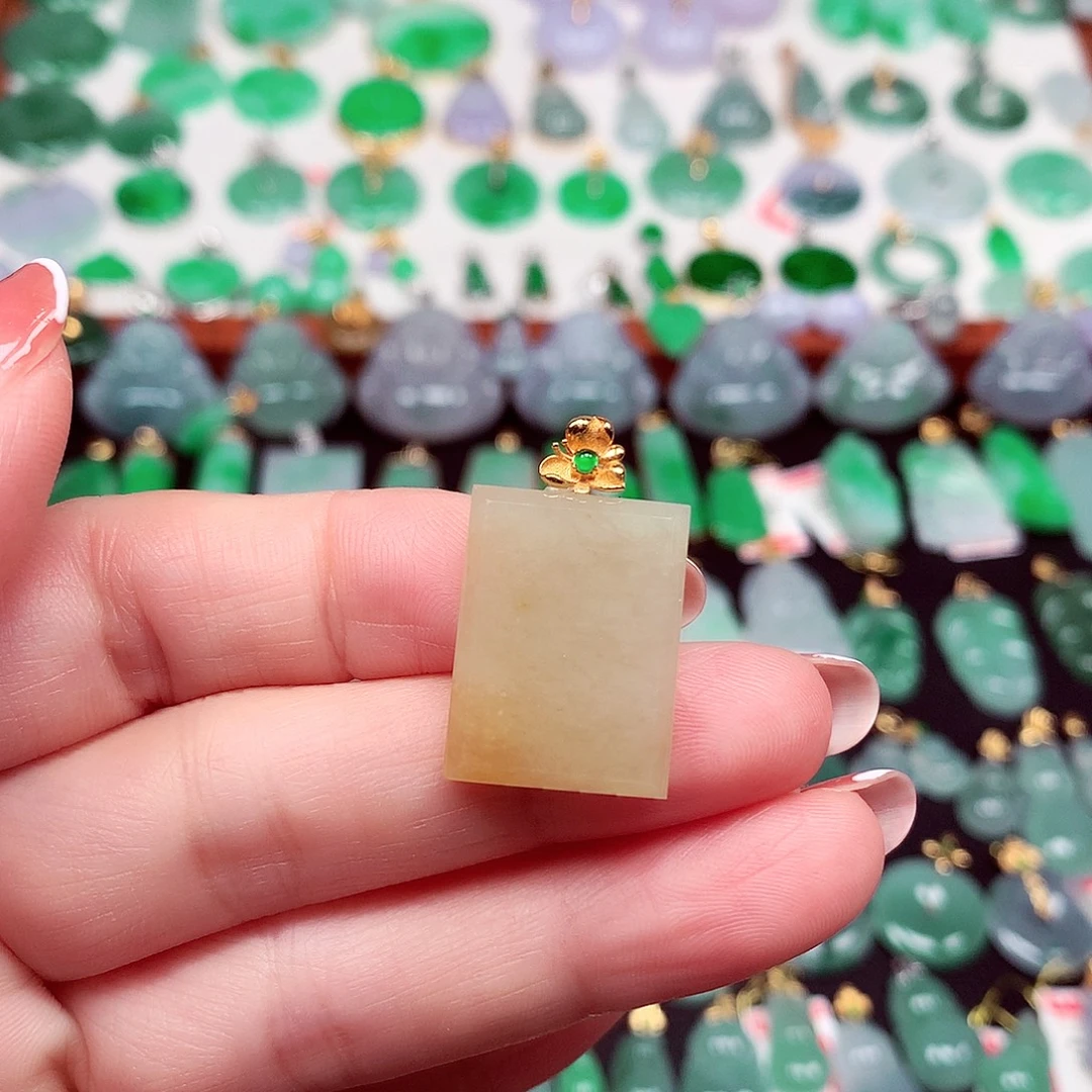 翡翠18K金镶嵌颈饰