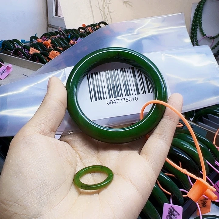 S***r和田玉未镶嵌手镯包容手镯搭戒指