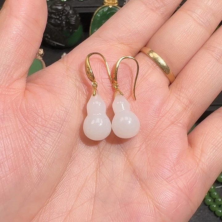 18K金镶嵌和田玉耳饰新疆山料