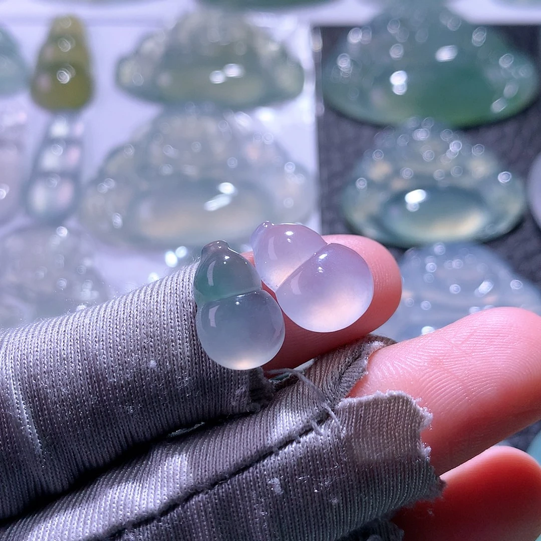 翡翠未镶嵌颈饰一对