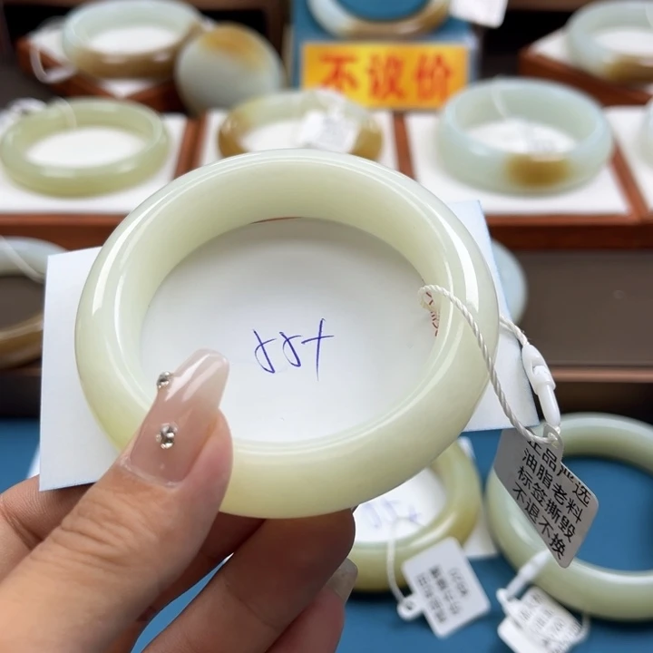 和田玉手镯未镶嵌米*拉