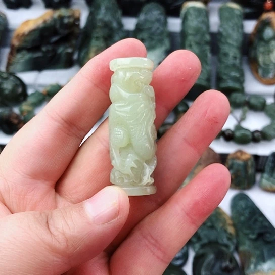 未镶嵌岫岩老玉（透闪石质玉）挂件