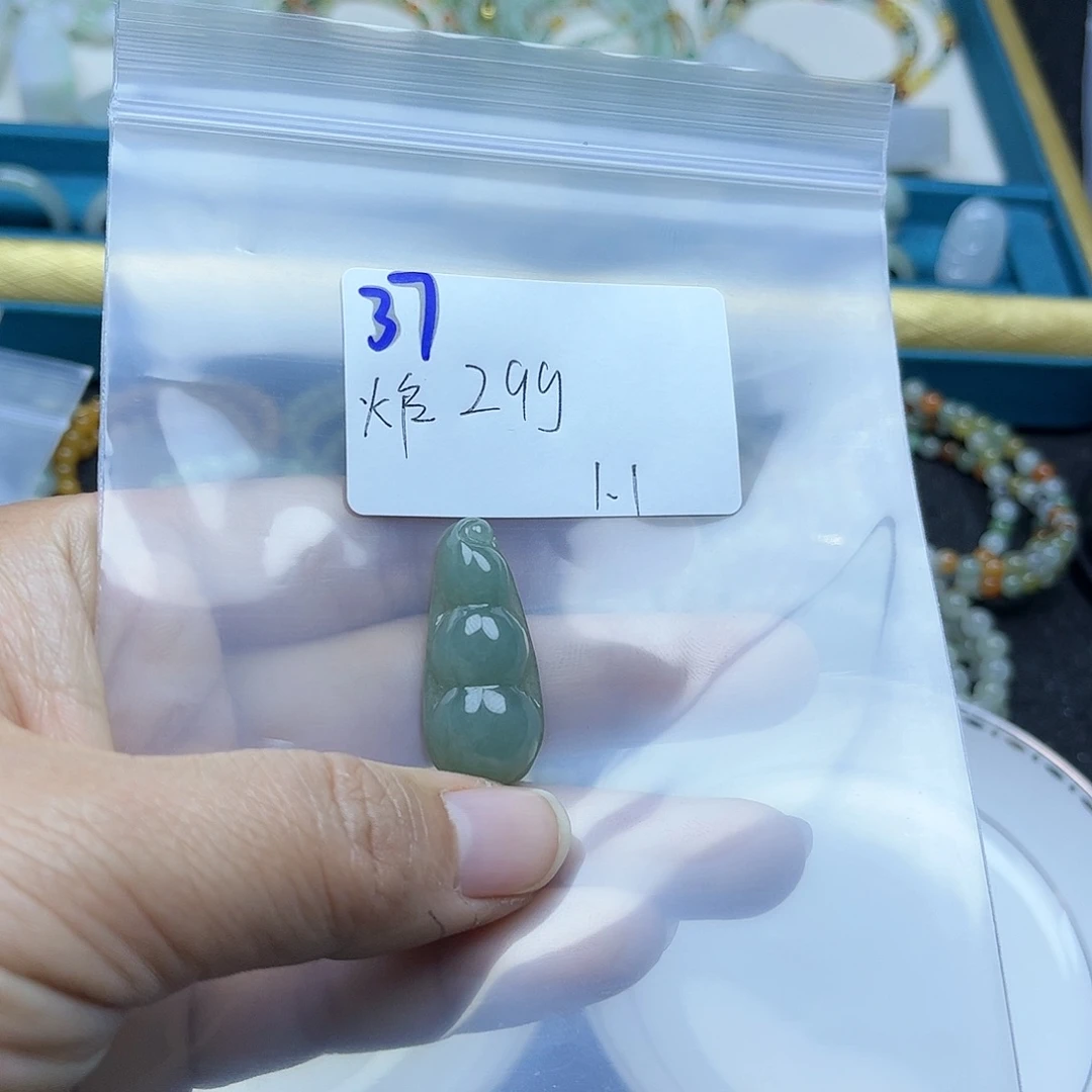 翡翠未镶嵌颈饰不退