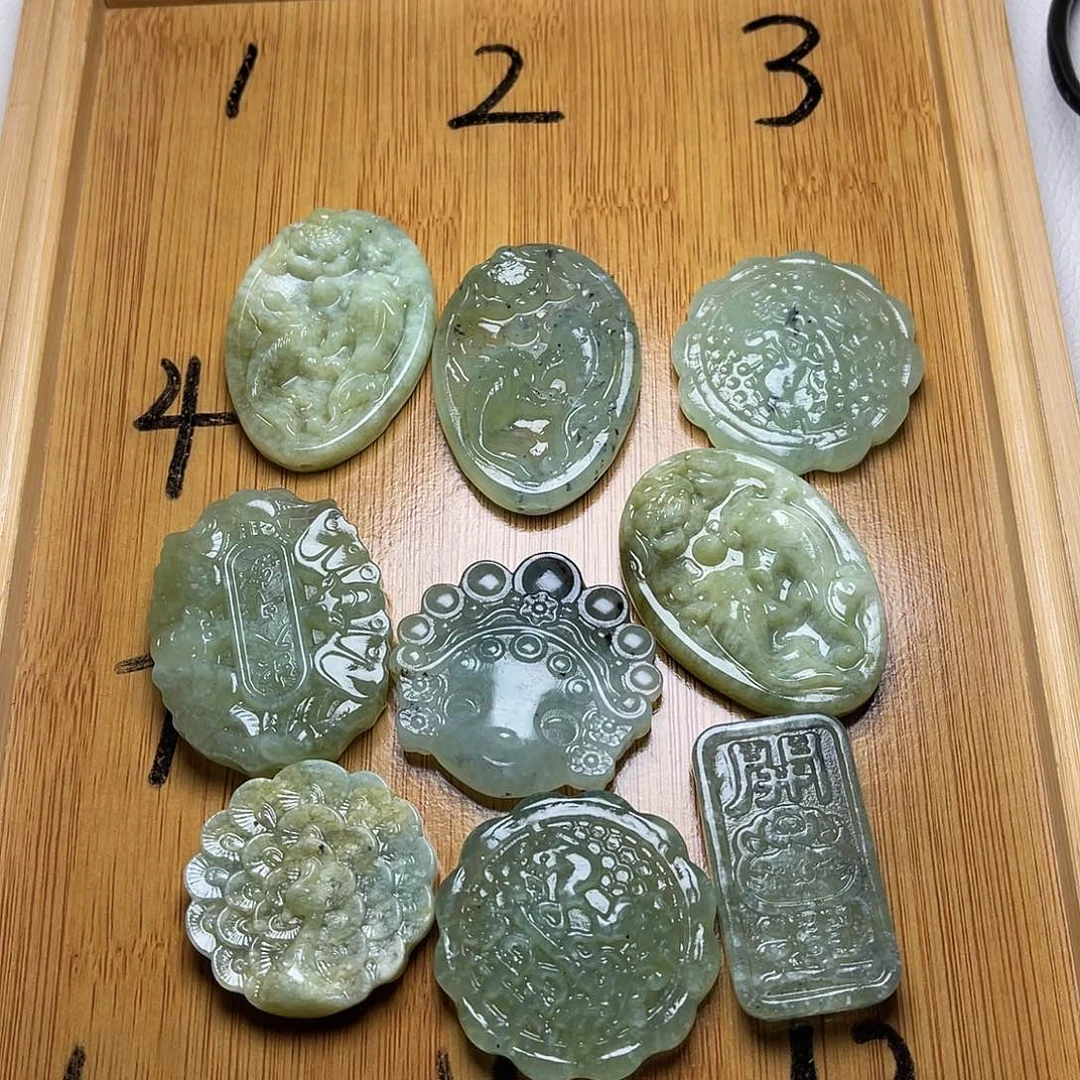 郭***）蛇纹石玉未镶嵌颈饰