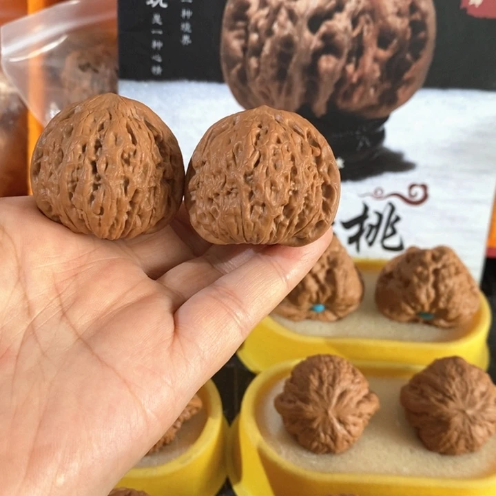 文玩核桃把件虎头王 38